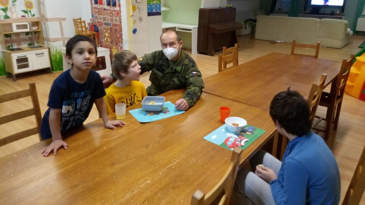 Vojáci se starají o dětský domov na Frýdecko-Místecku, všechen personál onemocněl